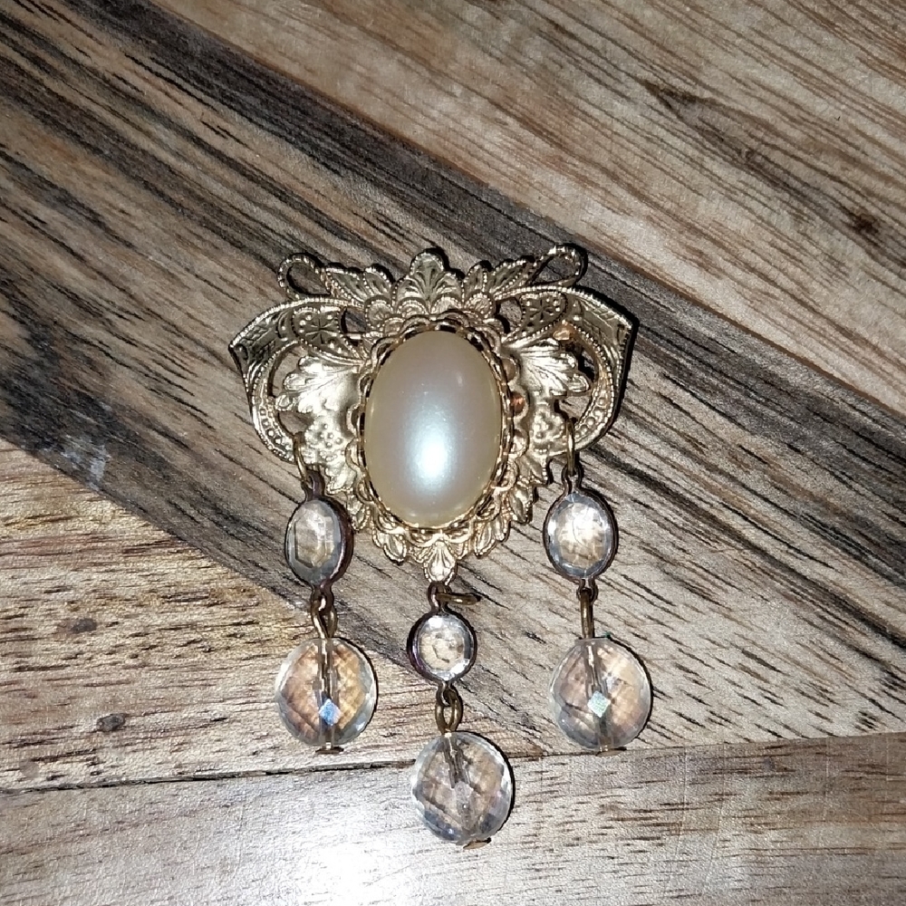 Elegant Signed Joelian Gold Toned and Cream Brooch with Faceted Accents